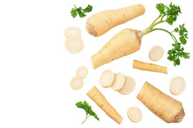 Dilimlenmiş taze maydanoz kökü ve beyaz arka planda izole edilmiş maydanoz. en üstteki görünüm