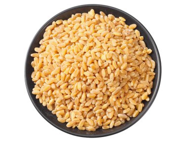 Beyaz arka planda izole edilmiş siyah tabakta buğday taneleri. en üstteki görünüm