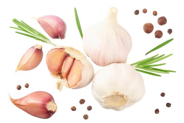 Biberiyeli sarımsak, karabiber ve beyaz arka planda izole edilmiş tüm baharatlar. en üstteki görünüm