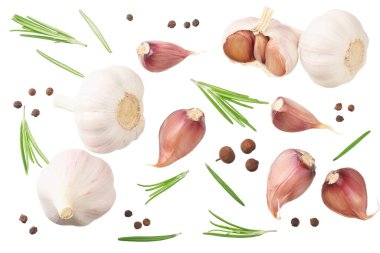 Biberiyeli sarımsak, karabiber ve beyaz arka planda izole edilmiş tüm baharatlar. en üstteki görünüm