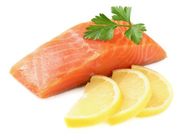 Kırmızı balık. Maydanozlu çiğ somon filetosu ve beyaz arka planda limon yalıtımı.