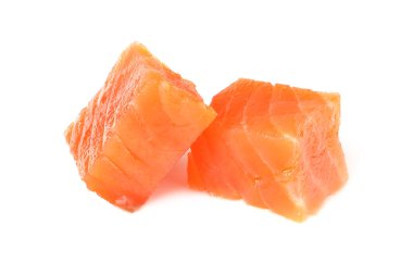 Kırmızı balık. Çiğ somon filetosu beyaz arkaplanda izole edildi