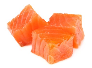Kırmızı balık. Çiğ somon filetosu beyaz arkaplanda izole edildi