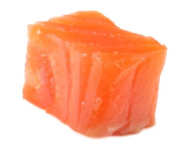 Kırmızı balık. Çiğ somon filetosu beyaz arkaplanda izole edildi