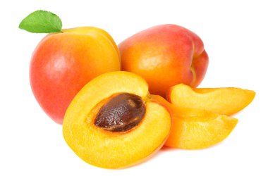 dilimler ve yeşil yaprak beyaz arka plan izole ile kayısı meyve