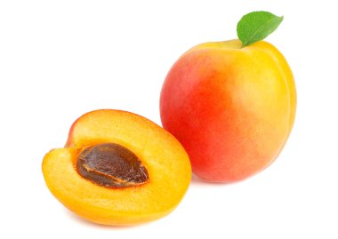 dilimler ve yeşil yaprak beyaz arka plan izole ile kayısı meyve