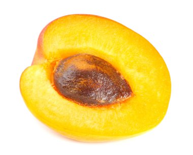 Kayısı dilimi beyaz bir arkaplanda izole edilmiş.