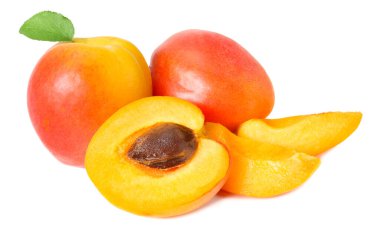 dilimler ve yeşil yaprak beyaz arka plan izole ile kayısı meyve