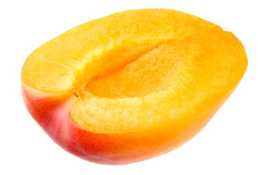 Kayısı dilimi beyaz bir arkaplanda izole edilmiş.