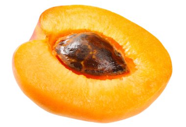 Kayısı dilimi beyaz bir arkaplanda izole edilmiş.