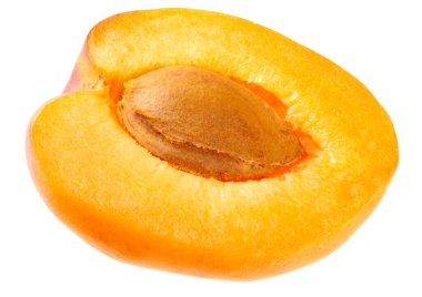 Kayısı dilimi beyaz bir arkaplanda izole edilmiş.