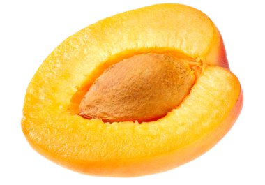 Kayısı dilimi beyaz bir arkaplanda izole edilmiş.