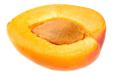 Kayısı dilimi beyaz bir arkaplanda izole edilmiş.