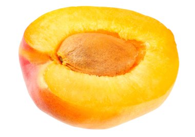 Kayısı dilimi beyaz bir arkaplanda izole edilmiş.