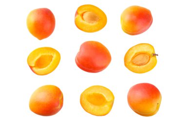 dilimler ve yeşil yaprak beyaz arka plan izole ile kayısı meyve. üst görünüm