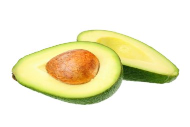 Dilimlenmiş avokado beyaz bir arkaplanda izole edilmiş.