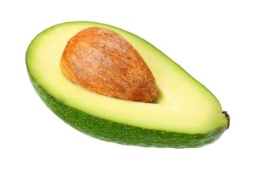 Dilimlenmiş avokado beyaz bir arkaplanda izole edilmiş.