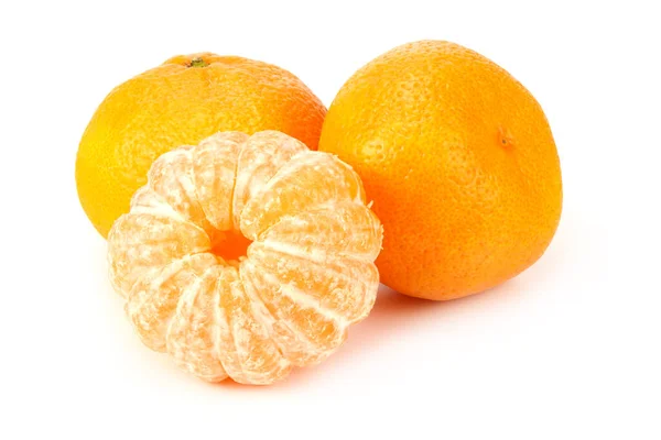 Mandarine Mit Scheiben Isoliert Auf Weißem Hintergrund — Stockfoto