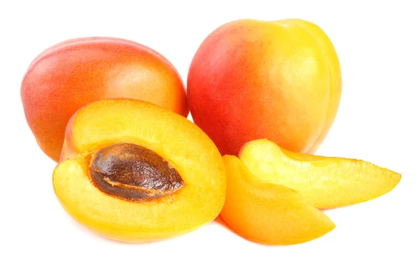 Frutas Albaricoque Con Rodajas Aisladas Sobre Fondo Blanco —  Fotos de Stock