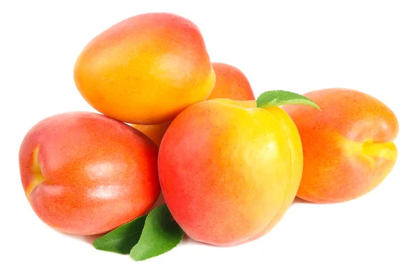 Frutas Albaricoque Con Rodajas Hojas Verdes Aisladas Sobre Fondo Blanco —  Fotos de Stock