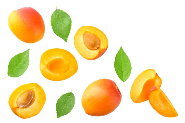 Meruňkové Ovoce Plátky Zeleným Listem Izolovaným Bílém Pozadí Pohled Shora — Stock fotografie