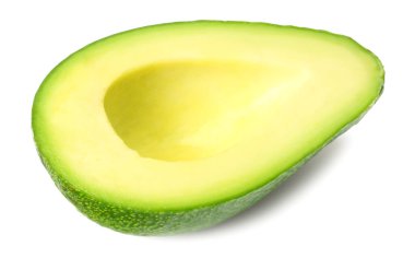 Dilimlenmiş avokado beyaz bir arkaplanda izole edilmiş.