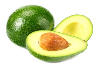 Dilimli taze avokado beyaz arka planda izole edilmiş.