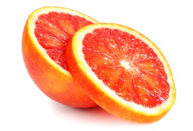 Kırmızı kan portakalı dilimi beyaz arka planda izole edilmiş.