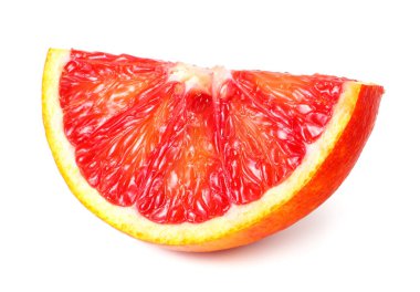 Kırmızı kan portakalı dilimi beyaz arka planda izole edilmiş.