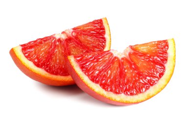 Kırmızı kan portakalı dilimi beyaz arka planda izole edilmiş.