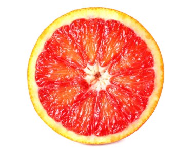 Kırmızı kan portakalı dilimi beyaz arka planda izole edilmiş.