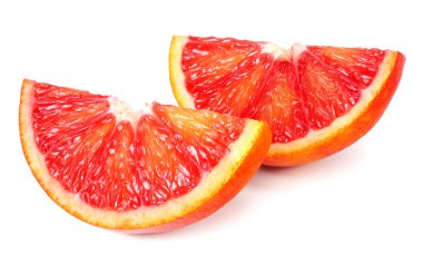 Kırmızı kan portakalı dilimi beyaz arka planda izole edilmiş.
