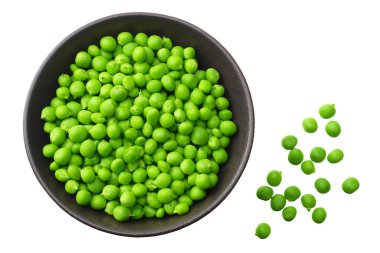 Beyaz arka planda izole edilmiş siyah tabakta taze yeşil bezelyeler. en üstteki görünüm