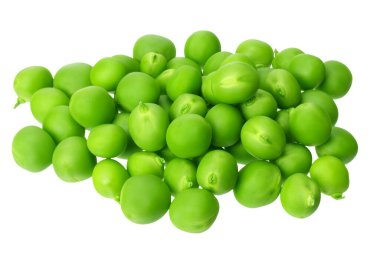 Beyaz arkaplanda taze yeşil bezelyeler.