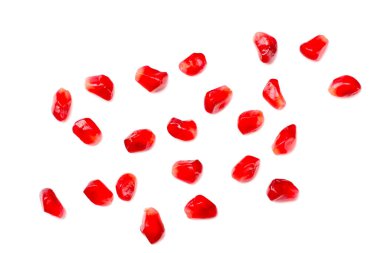 Beyaz arka planda izole edilmiş nar tohumları. en üstteki görünüm