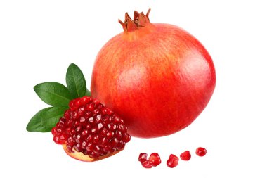 Çekirdekli nar meyvesi ve beyaz zemin üzerinde izole yeşil yapraklar.