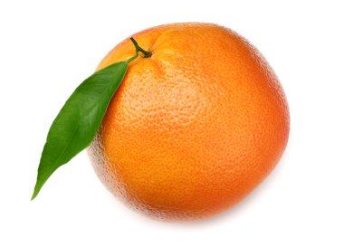 Sağlıklı yemek. Beyaz arkaplanda yeşil yapraklı greyfurt