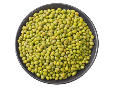 Beyaz arka planda izole edilmiş siyah bir tabakta yeşil fasulye. en üstteki görünüm