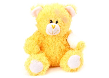 Bandajlı oyuncak ayı beyaz arka planda izole edilmiş.