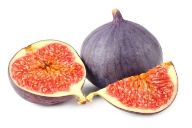 Beyaz arkaplanda ayrılmış kesik dilimli incirler