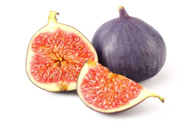 Beyaz arkaplanda ayrılmış kesik dilimli incirler