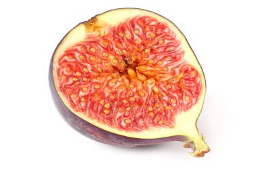 Beyaz arkaplanda izole edilmiş incir dilimi