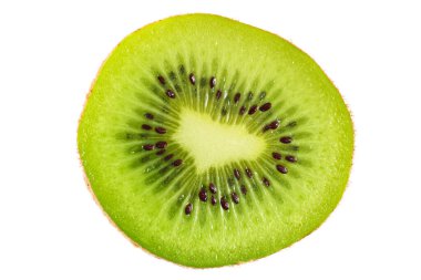 Beyaz arkaplanda izole kivi meyvesi dilimler