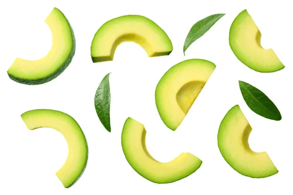 Avocado Scheiben Geschnitten Mit Blättern Isoliert Auf Weißem Hintergrund Ansicht — Stockfoto