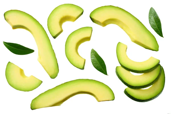 Avocado Scheiben Geschnitten Mit Blättern Isoliert Auf Weißem Hintergrund Ansicht — Stockfoto