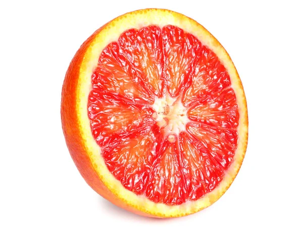 白い背景に隔離された赤血オレンジのスライス — ストック写真