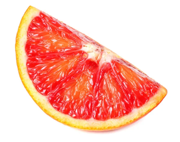 白い背景に隔離された赤血オレンジのスライス — ストック写真