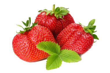 Beyaz arka planda yeşil yapraklı çilek. Sağlıklı yemek..