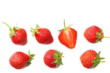 Beyaz arka planda izole edilmiş çilek ve dilimler. Sağlıklı yiyecekler. en üstteki görünüm