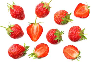 Beyaz arka planda izole edilmiş çilek ve dilimler. Sağlıklı yiyecekler. en üstteki görünüm